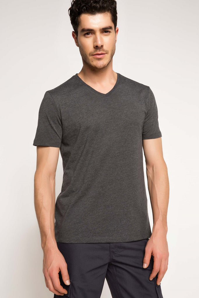 تي شيرت سادة بياقة V