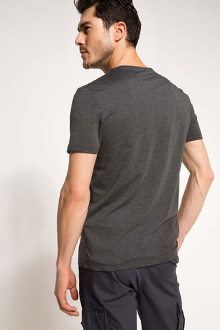 تي شيرت سادة بياقة V