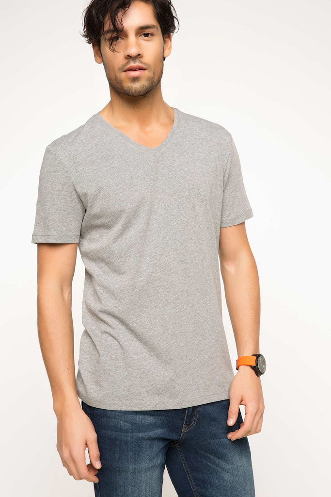 تي شيرت سادة بياقة V