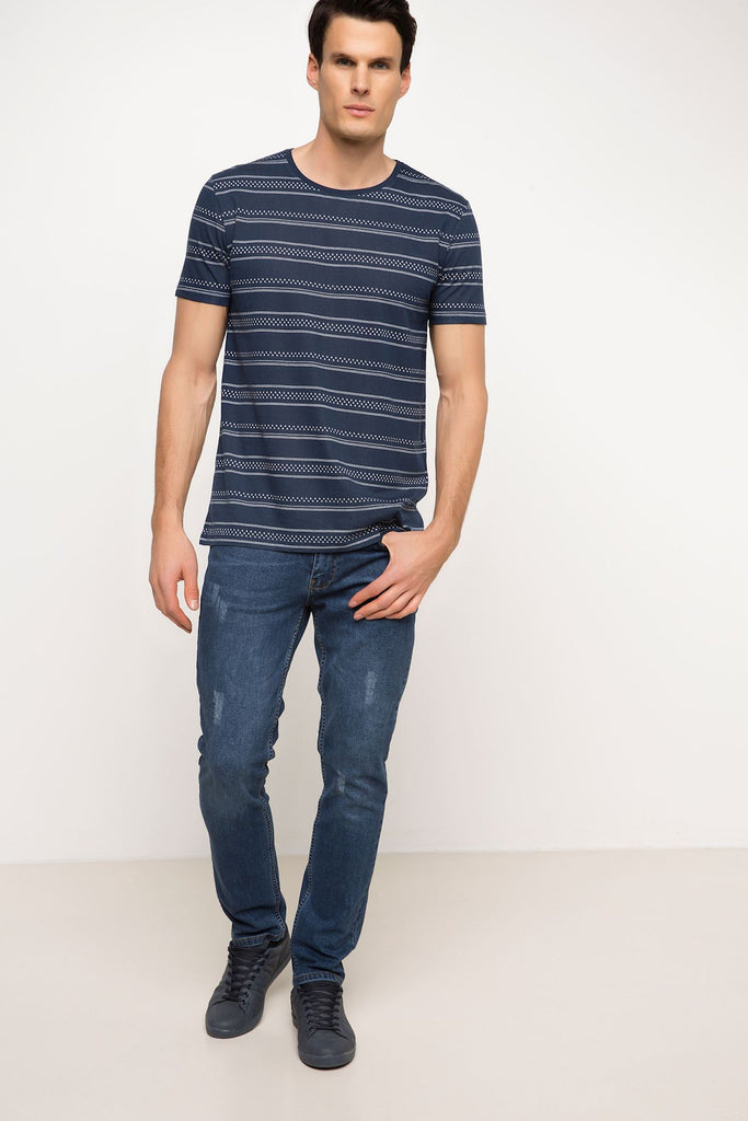 تي شيرت مخطط