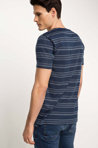 تي شيرت مخطط